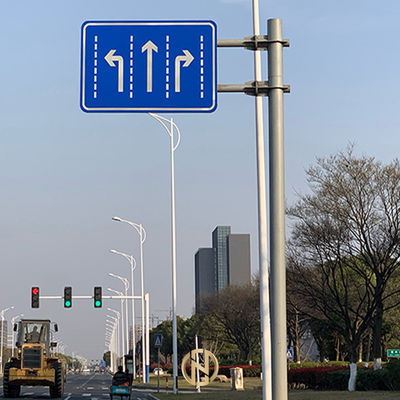 Q235B-Stahlstraßen-Signalmast-Wind-beständige 3-20M Befestigungshöhe