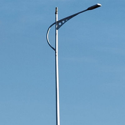 kaufen Hot Dip Galvanized Steel Street Light Pole für individuell angepasste Außenbeleuchtungslösungen in kegelförmiger/polygonaler/runder Form online manufacture