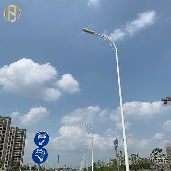 Hot-Dip Galvanized Street Light Pole mit anpassbaren Optionen für die Beleuchtung