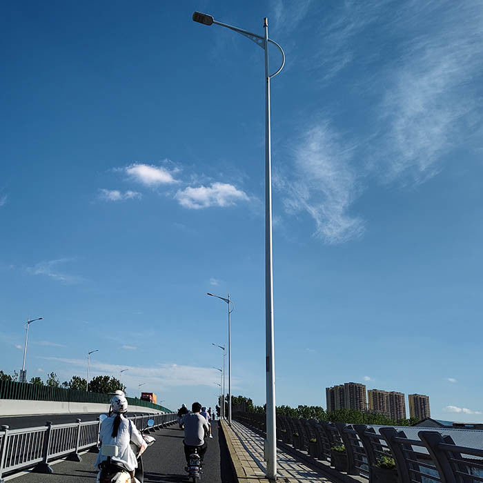 Hot Dip Galvanized Steel Street Light Pole für individuell angepasste Außenbeleuchtungslösungen in kegelförmiger/polygonaler/runder Form