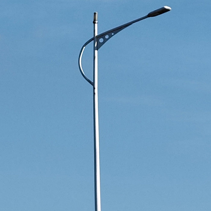 Hot Dip Galvanized Steel Street Light Pole für individuell angepasste Außenbeleuchtungslösungen in kegelförmiger/polygonaler/runder Form