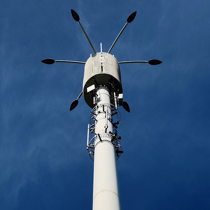 angepasste, mit Plattform oder Antennen verzinkte Telekommunikationsmonopole